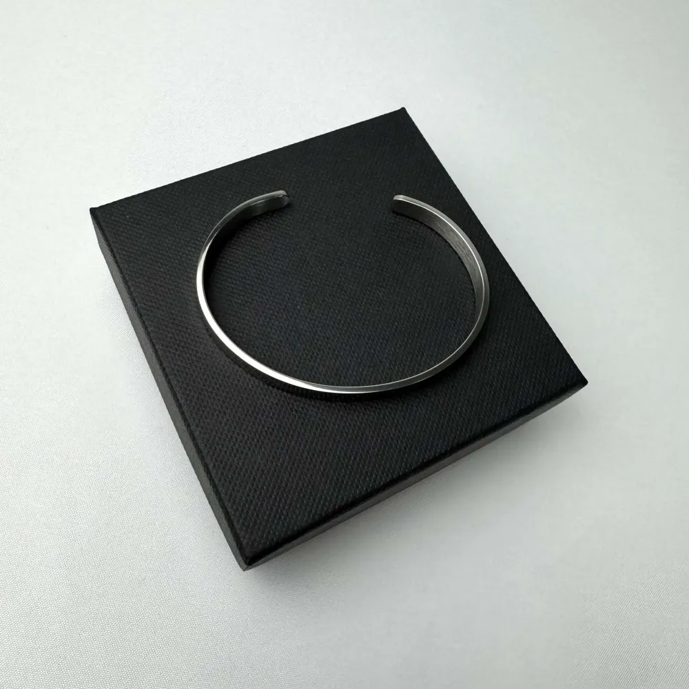 Handgjort cuff armband i rostfritt stål Skick: helt nya Storlek: uni size passar de flesta i och med att det är justerbart. 10% av varje sålt armband går oavkortat till Cancerfonden och detta kommer vi skicka print screen på till dig som köper att du gör skillnad och får ett snyggt och stilrent armband. . Asusteet.