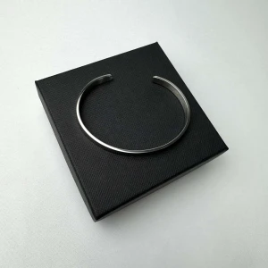 Armband  - Handgjort cuff armband i rostfritt stål Skick: helt nya  Storlek: uni size passar de flesta i och med att det är justerbart.  10% av varje sålt armband går oavkortat till Cancerfonden och detta kommer vi skicka print screen på till dig som köper att du gör skillnad och får ett snyggt och stilrent armband.  