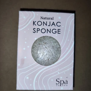 Naturlig Konjac Svamp från Spa To You - Säljer en naturlig konjac svamp som är en mild exfoliator och djuprengör huden. Tillverkad av 100% vegansk konjac vegetabilisk fiber. Perfekt för att balansera hudens pH och återfukta. Används genom att blötlägga i vatten och massera ansiktet i cirkulära rörelser.