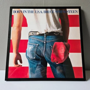 Bruce Spingsteen - Albumaffisch, 31.5x31.5cm - Bruce Spingsteen - Born In The U.S.A.  albumaffisch, 31.5x31.5cm. Helt ny - Passar bra i IKEAs tavelram Lomviken!  Skickas i papprulle - Ramen ingår inte!