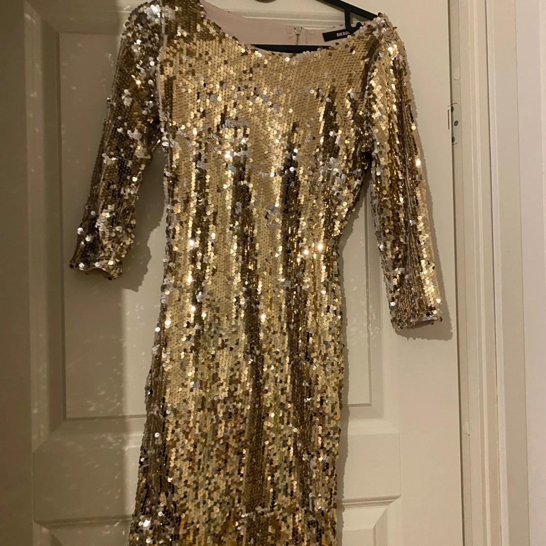 Klänning med Guldpaljetter från BikBok - 90