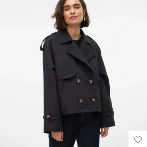 Svart kappa från Vero Moda - Säljer en liknade trenchcoat från vero Moda i stl M. Den är overzied och passar nu inför våren. Hör av er för fler bilder