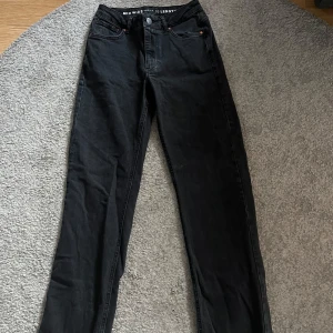 Svarta jeans med mid waist - Storlek: waist 26, lenght 32. Svarta jeans med mid waist från Bikbok, fint skick! Ordinarie pris 699kr men säljer för 400kr.Pris går att diskutera!
