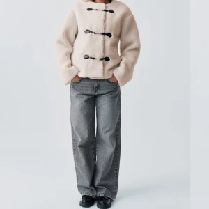 Teddy buckel jacket Gina Tricot  - Säljer min teddyjacka från Gina tricot då den inte kommer till användning. Endast använd 2 ggr. Öppen för prisförslag!