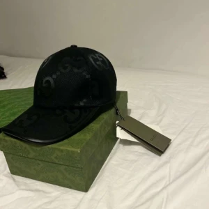 Gucci keps Jumbo - Hej jag säljer en helt ny Gucci keps för den passade inte mig, storleken är L men den passar för M.