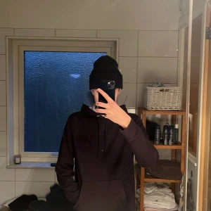 Svart Hugo Boss hoodie - Tjena, idag lägger jag ut denna svarta Hugo Boss hoodie i storlek small då den dels börjar bli för liten och för att jag aldrig använder den. Fick den i present för 2 år sedan och har som sagt inprinicip aldrig använt den. Priset är inte satt i sten och kan diskuteras vid smidig affär✅