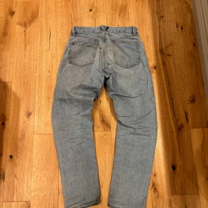 Blå jeansbyxor från Valient - Snygga blå jeansbyxor från Valient med klassisk femficksdesign och knappgylf. Perfekta för en avslappnad stil. De har en rak passform och är tillverkade i slitstarkt denim.