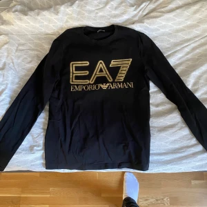 Armani ea7 långärmad tröja - helt ny. Nypris 1000kr. Strlk M