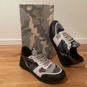 Valentino rockrunner - Riktigt sköna Valentino Rockrunners. Knappt använda Lite skador på kanterna av boxen som kommer med köpet😊  Priset kan såklart diskuteras vid snabb affär