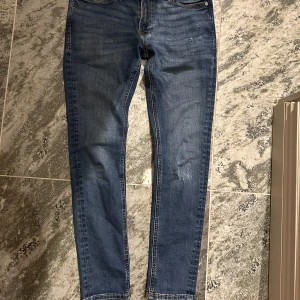 Jack n Jones jeans med slitningar - Säljer dessa tvär feta jeans från Jack n Jones med slitningar som är i str 32/30 så tveka inte på att kontakta mig vid minsta fundering eller eventuella frågor