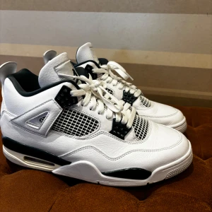 Jordan 4 ”Oxidized Green” - Skorna är använda mindre än 5 gånger. Skorna kom inte till mycket användning och är därför de säljes. Både den original skolåda och köpbevis finns.