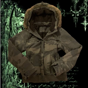 Vintage Camouflagejacka - Snygg camouflagejacka med pälsluva, köpt secondhand, tar swish!❣️