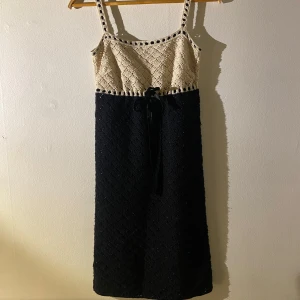 Beige och svart stickad klänning - Beige och svart stickad klänning. Handgjord