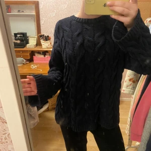 Mörkblå stickad tröja från Gina Tricot - Säljer en mysig mörkblå stickad tröja från Gina Tricot. Tröjan har ett snyggt flätmönster och långa ärmar. Perfekt för kyliga dagar. 🧶