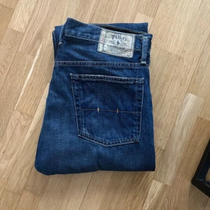 jeans från Polo Ralph Lauren - Säljer ett par jeans från Polo Ralph Lauren. Dem är i bra skick. Skriv dm vid funderingar.