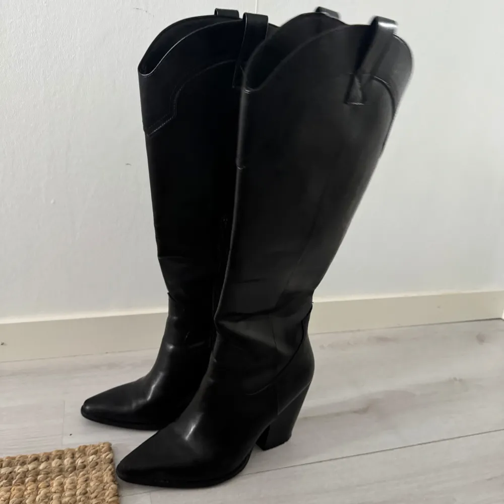 Säljer mina svarta boots då dom inte kommer till användning så mycket. Använda ett par gånger, men bra kvalité trots att de har små repor på spetsen och några få på klacken. Inget synbart vid användning. Köpte för 900 men säljer för 500, priset kan förhandlas💕. Kengät.