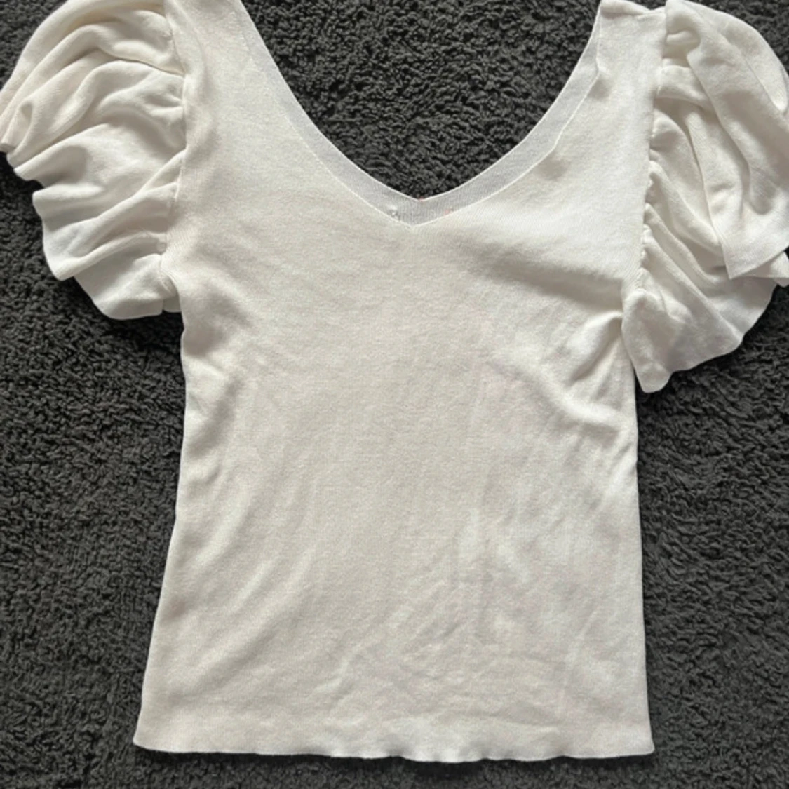 Vit topp med puffärmar