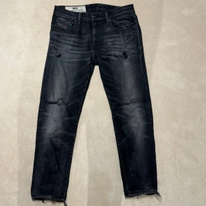 Diesel jeans slitningar  - Säljer nu ett par snygga diesel jeans med slitningar. De är i storlek L 34 W 31 men klippta nere så de är något kortare. Nypris 1500kr mitt pris 399kr. Bara att höra av er vid funderingar mvh Liam😁