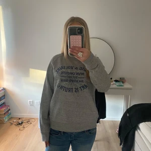 Grå sweatshirt från Zadig & Voltaire - Säljer en grå sweatshirt från Zadig & Voltaire då den inte kommer till användning längre. Fof i super bra skick!❣️strl 158 men sitter som Xs på mig som oftast har Xs.