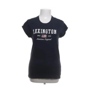 Mörkblå t-shirt från Lexington - Säljer en mörkblå t-shirt från Lexington med tryck framtill. T-shirten är tillverkad i 100% bomull och har korta ärmar. Perfekt för en avslappnad stil.