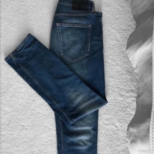 NEUW 32 straight blå jeans - Ray straight fit.  1500 nypris. Inte använda mycket. 32/32  se storleksguide: https://carlings.com/sv/p/neuw-lou-straight-mork-bla-jeans-morkbla-byxor-jeans-herr/7356369_F582