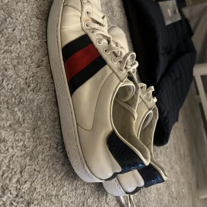 Gucci skor  - Säljer riktigt feta Gucci skor i storlek 43