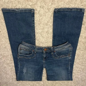 Low waist jeans! - Säljer ett par jätte snygga jeans från LTB i modellen valerie, i storlek W28/L30. Har dock sytt jeansen tajtare vid låren och gjort de tajtare vid midjan så skulle säga att de passar W27. Midjemått: 37cm (med stretch), Innerbenslängd: 75cm. Jeansen är slutsålda överallt. Kan sprätta ut det jag sytt ifall det önskas💗