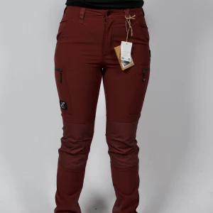 Vinröda byxor  - RevolutionRace utebyxa i storlek medium. Oanvänd! Modellen är 172 cm, (notera att byxor i herrmodeller förekommer på vår kvinnliga modell) 💚 🔹 Färg: Röd 🔹 Storlek: Medium 🔹 Skick: Oanvänd  🔹 Rek. nypris: 1299 kr – Vi säljer för 400kr 💚 Om oss: Reclaims UF samarbetar med kända varumärken för att rädda kläder från att slängas. Vi fixar till dem och ger dem en ny chans – hållbart, snyggt och prisvärt! 📦 Frakt: Skickas med PostNord/Schenker inom 1–3 dagar