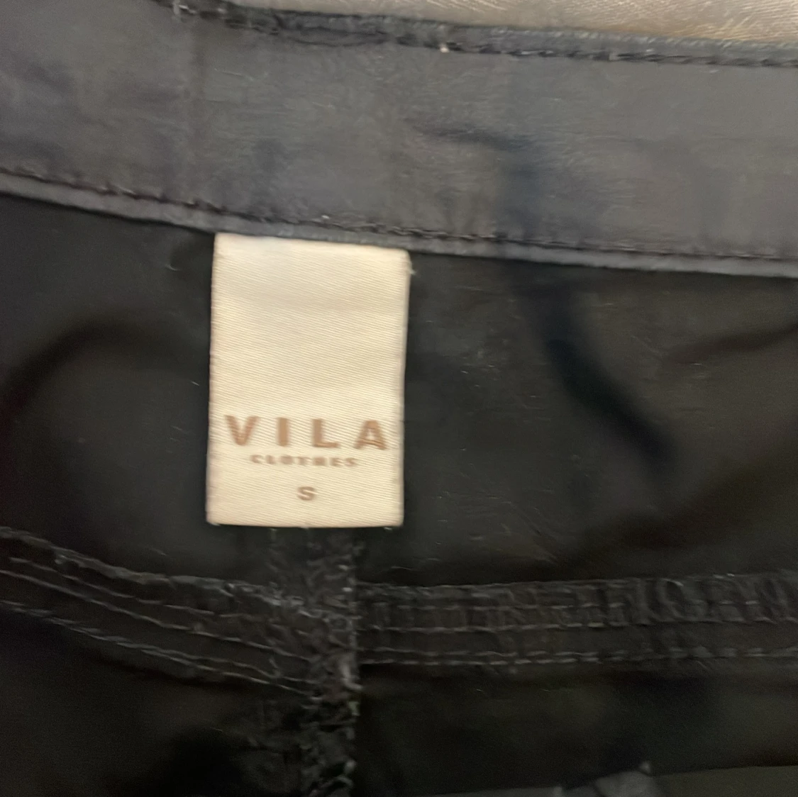 Svarta byxor med dragkedjor från Vila - 2