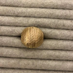 Guldfärgad ring med textur - Edblad ring jätte fin men har tappat lite färg på baksidan men syns inte på💞