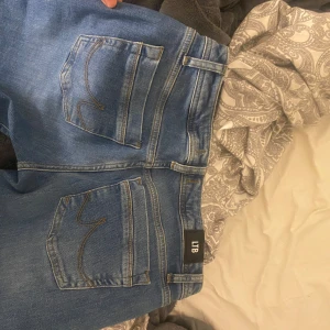 Blå jeans från LTB - Snygga blå jeans från LTB med klassisk femficksdesign och subtila sömmar. Perfekta för en avslappnad look, märket valerie!💝 skicka prisförslag och för fler bilder💞