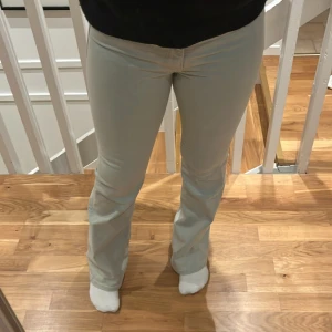 Ljusblåa bootcut jeans - Ljusblåa bootcut jeans. Knappt använda. Kommer från H&M och är i strl 38. Bra skick förutom en fläck se bild 4. Skriv för fler bilder eller frågor!