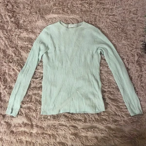 Ljusblå turkos ribbad skimrig tröja Filippa K - Jättefin ljusblå/turkos tröja från Filippa K som endast är använd en gång och i jättebra skick! Tröjan är i bomull och jättetunn och skön, och är lite genomskinlig som intimissimi tröjorna. Den har även väldigt små glitterkorn så den skimrar lite i soljus, men den är inte glittrig. Storlek M, men skulle även säga att den passar S! Skriv privat för mer info/bilder💗