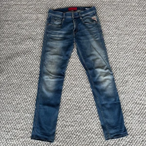 REPLAY ANBASS JEANS  - Replay anbass jeans - Slim fit passform - Storlek W30/L32 - Nypris runt 1800kr -  Deluxecloset