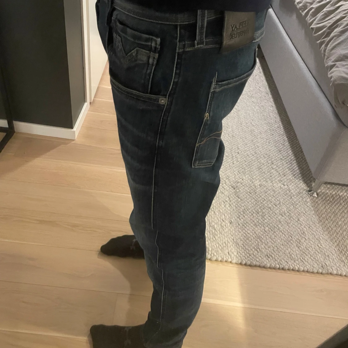 Mörkblå jeansbyxor med broderade detaljer - 2