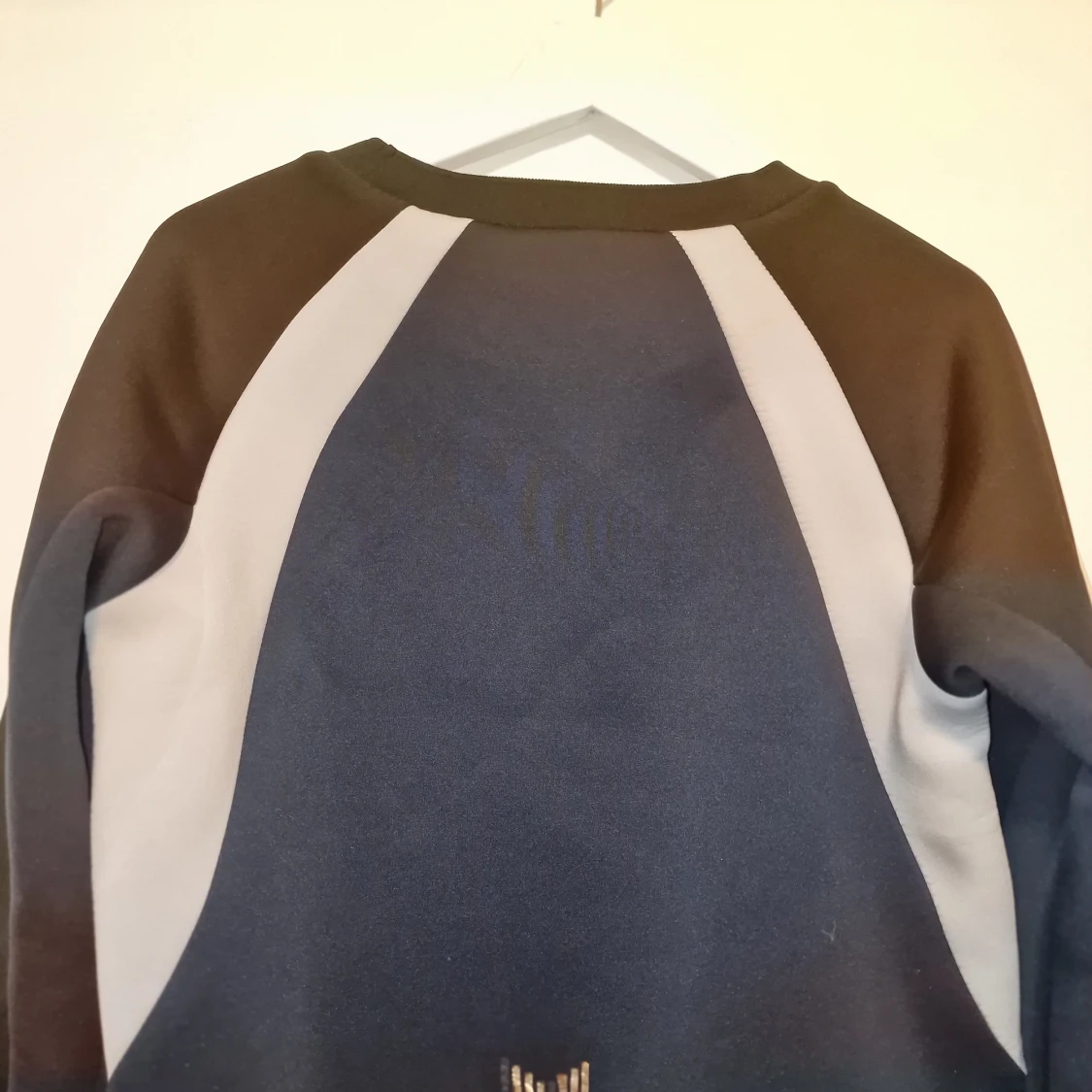 Svart och blå sweatshirt med dragkedja - 2