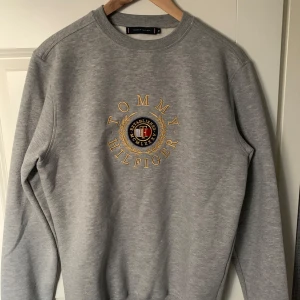 Grå sweatshirt från Tommy Hilfiger - Säljer en stilren grå sweatshirt från Tommy Hilfiger, knappt använd 