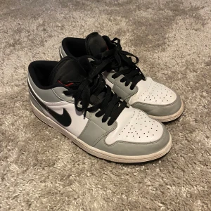 Jordan 1  - Jordan 1 low ”light somke gray”. Köpta här på Plick utan box, vet ej om äkta därav priset. 