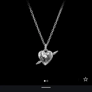 Maria Nilsdotter halsband  - Nu säljer jag detta super fina halsband ifrån Maria Nilsdotter som jag fick i julklapp för ett år sedan, tyvärr har det nästan aldrig kommit till användning och därför säljer jag nu. Storleken är 45 och Nypris är 2 795kr. 