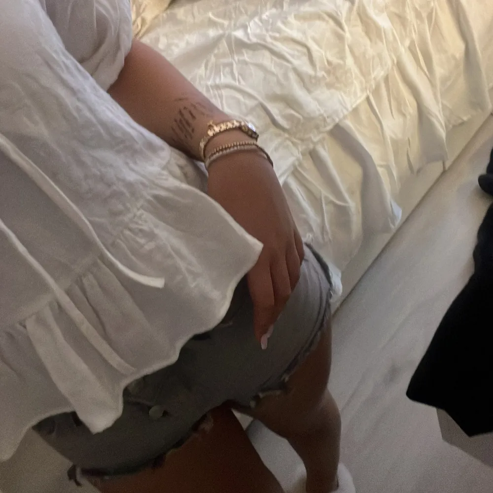 SÀljer dessa grÄa midwaist shorts frÄn lager som köptes för typ tvÄ Är sen sÄ dem Àr anvÀnda men inga defekter. Storlek xs/xxs. Shortsit.