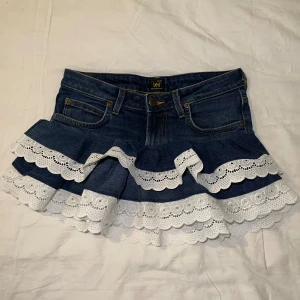 Jeans kjol  - Super söt jeans kjol som jag har sytt själv🫶🏻 den är ca 37cm tvärs över.