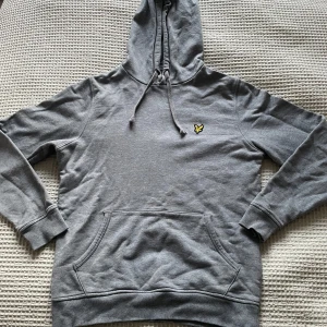 Grå Lyle scott hoodie  - Stilren grå hoodie från Lyle scott. Skick 9/10. 