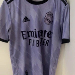 Real madrid tshirt - Säljer min real madrid tshirt!