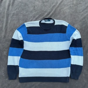 Ralph lauren sweatshirt - Säljer denna riktigt snygga, vintage sweatshirt från Ralph lauren, perfekt för en avslappnad stil och är i absolut topp skick, 9/10. Skriv om ni har några funderingar eller frågor💙🩵🤍