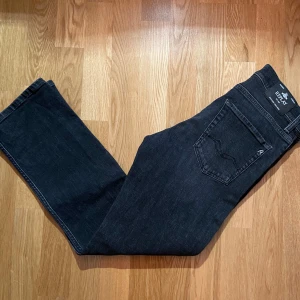 Svarta jeans från Replay - Snygga svarta jeans från Replay med klassisk femficksdesign. De har en diskret logga på den lilla fickan och en bekväm passform. Perfekta för en stilren look. Använda ett fåtal gånger.