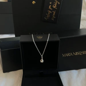 Maria Nilsdotter halsband - TINY CLAW NECKLACE från Maria Nilsdotter i toppen skick. Inga defekter alls nästan som ny💕nypris 2500kr! Har box och påse och allt. Längd 45cm☺️äkta silver och sötvattenspärla