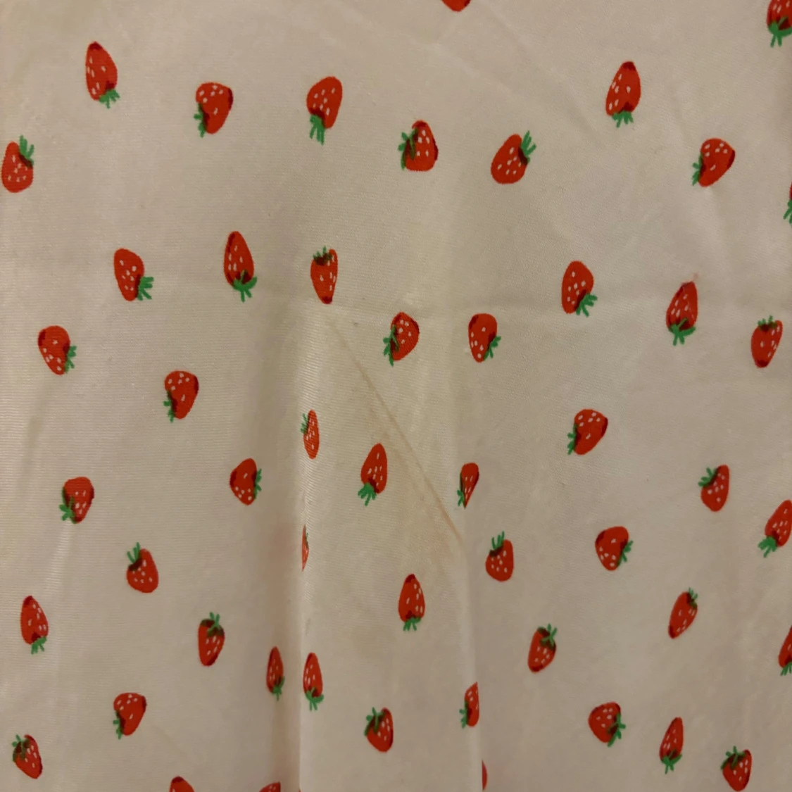 Vit klänning med jordgubbsmönster från Zara - 4