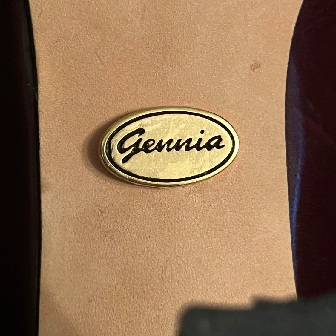 Vinröda pumps från Gennia - 2