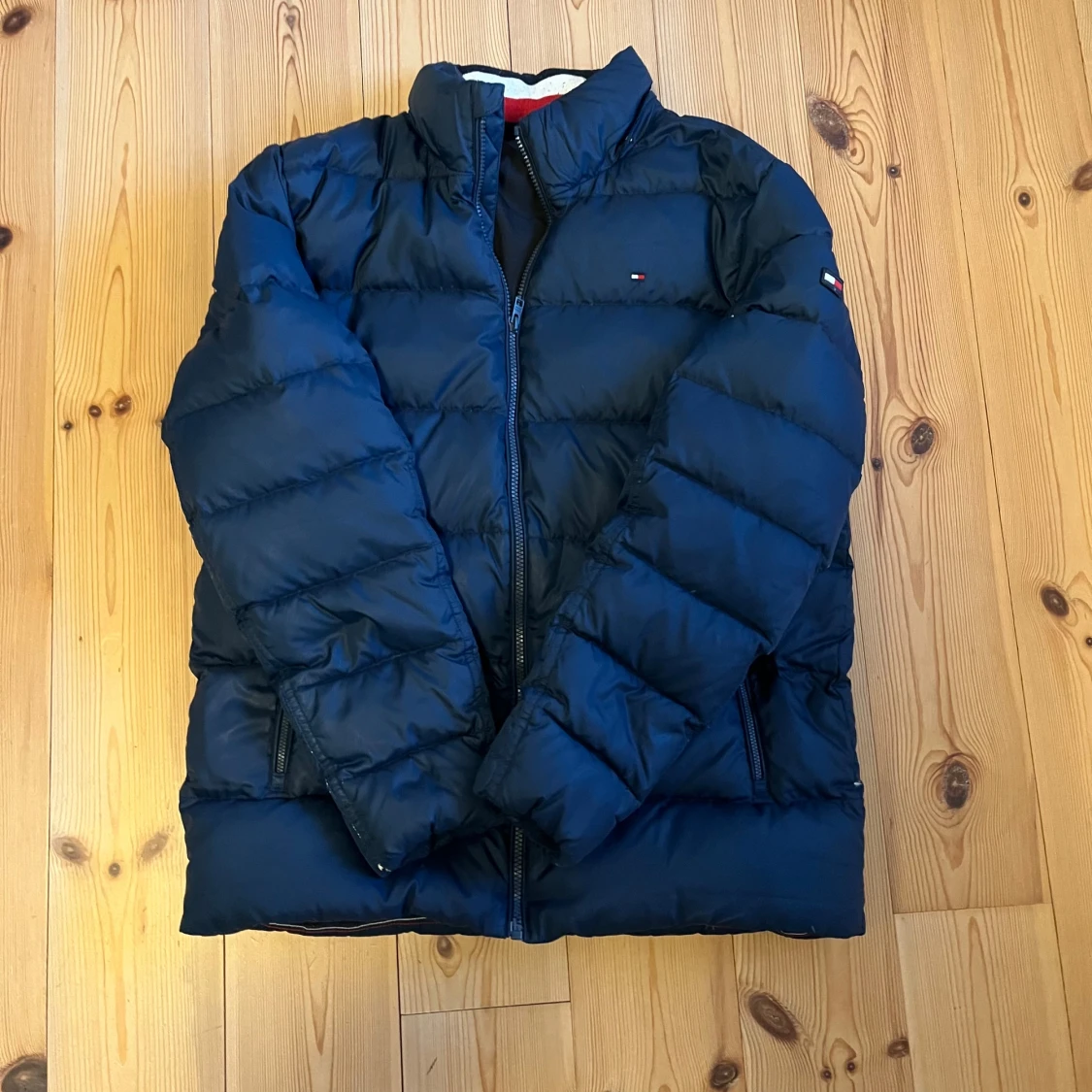 Blå pufferjacka från Tommy Hilfiger
