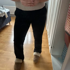 Svarta byxor - Svarta kostymbyxor från bikbok. Brukar ha 42 men dessa är lågmidjade i 46